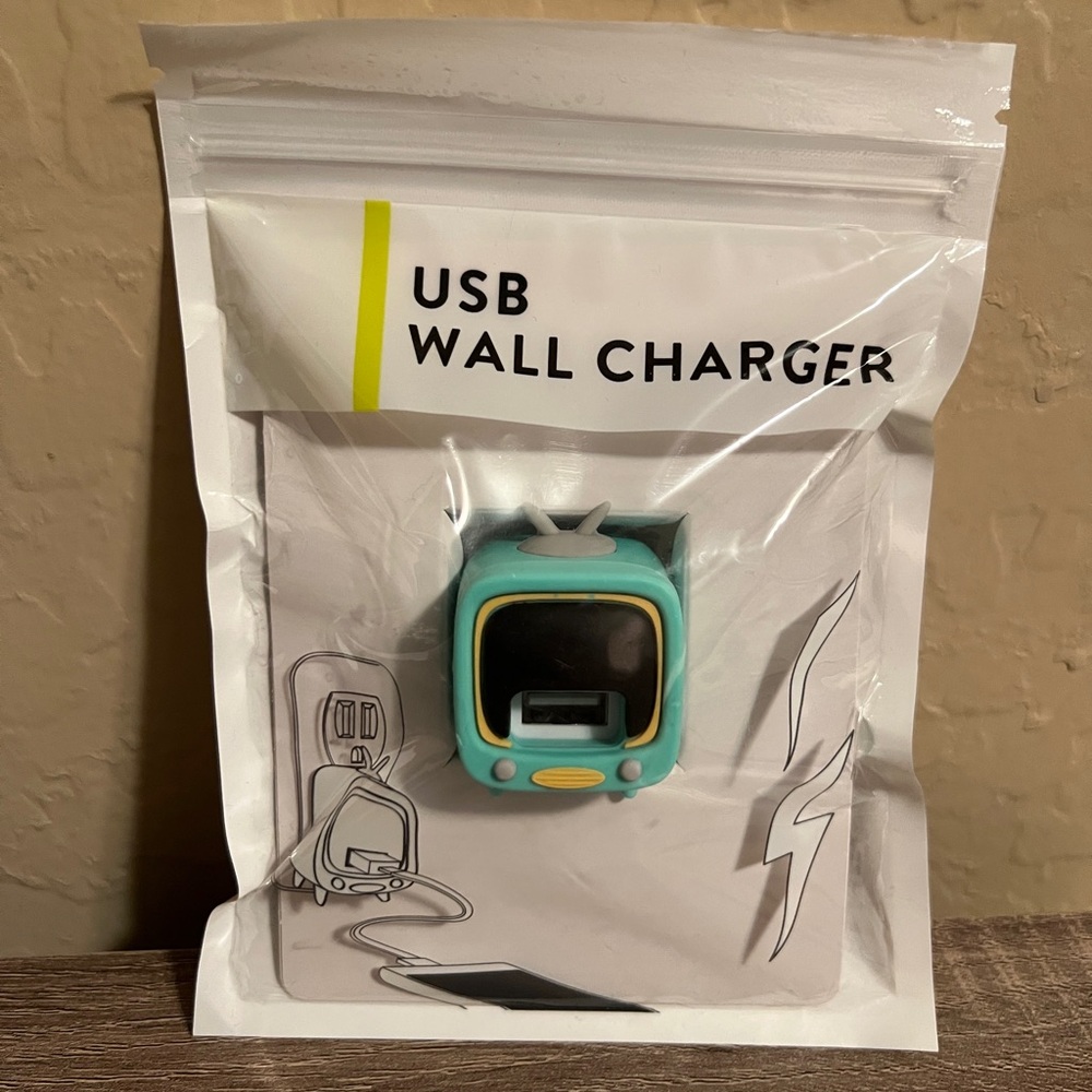 Target Bullseye Vivitar Retro Television TV Set USB Wall Charger NWT